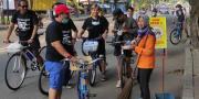 Patut Ditiru! Sekelompok Pemuda Gowes Sambil Berbagi Nasi di Jalanan Kota Tangerang