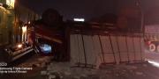 Truk Muatan Hebel Terbalik di Tol Jakarta-Tangerang, Lalu Lintas Macet Terhalang