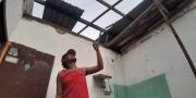 Cerita Nelangsa Moko Warga Tangsel yang Rumahnya Hancur akibat Hujan