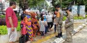 Satpol PP Amankan Pengemis & Pengamen Boneka Bawa Anak Kecil di Tangsel