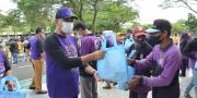 Hari Ikan Nasional, Bupati Tangerang Bagi-bagi Olahan Ikan ke Tukang Sapu Jalan