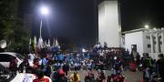 Ratusan Buruh Bertahan Kepung Kantor Gubernur Banten Tolak Ketetapan UMK