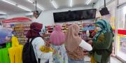 Harga Minyak Goreng Jadi Rp14 Ribu per Liter, Minimarket di Tangsel Diserbu Emak-emak