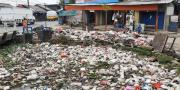 Berhari-hari Sampah Dibiarkan Menumpuk di Sungai Kalimati Teluknaga