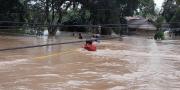 Banjir Kota Serang, Dua Orang Meninggal Tersengat Listrik dan Longsoran 