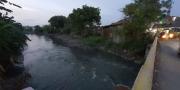 Diduga Tercemar Limbah Oli, Sungai di Sepatan Tangerang Bau