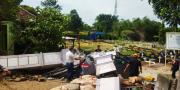 Mobil Ringsek Tertimpa Gapura Pemakaman di Kelapa Dua Tangerang