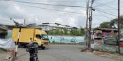 Plang Larangan Truk Melintas di Jalan Juanda Tangerang Rusak, Warga Minta Pemkot Perbaiki