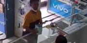 Pura-pura Jadi Pembeli, Pria Ini Gasak Dua Ponsel dari Toko di Teluknaga Tangerang