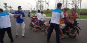 KNPI Pagedangan Tangerang Bagikan Ratusan Takjil ke Pengguna Jalan