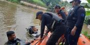 Hingga Petang Belum Ditemukan, Pencarian Bocah Tenggelam di Kali Angke Tangerang Dilanjutkan Besok