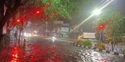Hujan Deras, Jalan Merdeka Kota Tangerang Banjir Kendaraan Mogok