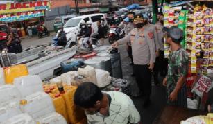 Babinkamtibmas Cek Minyak Goreng di Semua Pasar dan Minimarket Kabupaten Tangerang
