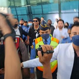 Ronaldinho Tiba di Bandara Soekarno-Hatta Dijemput Raffi Ahmad