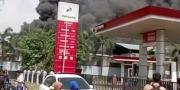 Ngeri, Pabrik Pipa Paralon di Samping SPBU Kosambi Tangerang Terbakar Hebat
