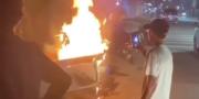 Pemotor Tabrak Gerobak Kacang Rebus hingga Terbakar, Kakek Pedagang Luka-luka