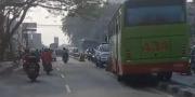 Rem Blong, Bus di Cibodas Tangerang Tabrak 2 Motor Tersangkut Pembatas Jalan