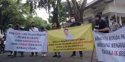 Puluhan Korban Indra Kenz Demo Pengadilan Tangerang, Ini Permintaannya