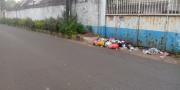 Sudah Dibangun Taman, Warga Masih Bandel Buang Sampah di Tepi Jalan Karawaci Tangerang