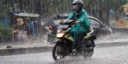 Jangan Ngebut, Satlantas Tangerang Beri Tips Aman Berkendara saat Musim Hujan