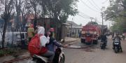 Kabel Listrik Menjuntai Bikin Gudang Tiner di Teluknaga Tangerang Ludes Terbakar, 1 Karyawan Luka