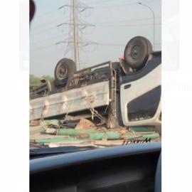 Truk Terguling di Tol Tangerang-Merak Pagi Ini