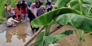 Geram, Emak-emak Blokir dan Tanam Pohon Pisang di Jalan Rusak Tangerang
