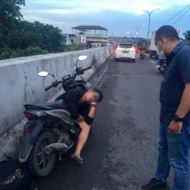 Pemotor Tidur di Flyover Cibodas Tangerang Habis Minum Miras dan Kelelahan