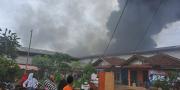  Pabrik Kemasan Plastik di Curug Tangerang Kebakaran, Warga Sekitar Selamatkan Barang-barang Rumah