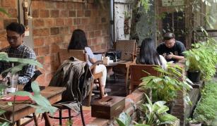 Kafe Ala Vintage di BSD Tangerang Ini Sediakan Koleksi Novel dan Komik