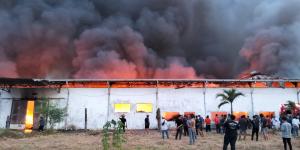 Gudang Perabot Rumah Tangga Goto Living di Karawaci Tangerang Terbakar Hebat