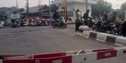 Lagi, Pemotor Bandel Nekat Terobos Palang Pintu Kereta Api di Tangerang