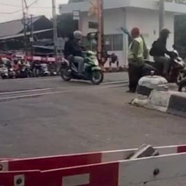 Lagi, Pemotor Bandel Nekat Terobos Palang Pintu Kereta Api di Tangerang