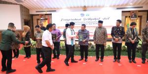 Menteri ATR/BPN Serahkan 303 Sertifikat Aset Pemda dan BUMN se-Banten