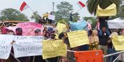 Tolak Revitalisasi, Ratusan Pedagang Kutabumi Geruduk Kantor Bupati Tangerang