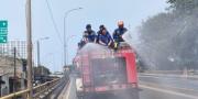 Kurangi Polusi Udara, Pemkot Tangerang Siram Jalan Raya