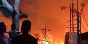 Kebakaran Hebat Gegara OTK Bakar Sampah di Periuk Jaya Tangerang