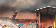 BNPB Kirim Helikopter Bantu Padamkan Kebakaran di TPA Rawa Kucing