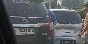 Viral, Pengemudi Mobil Kabur Usai Tubruk Mobil Lain di Tol Jakarta-Tangerang