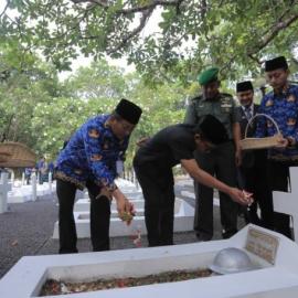 HUT ke-52 KORPRI Diwarnai Aksi Tabur Bunga di TMP Taruna Kota Tangerang