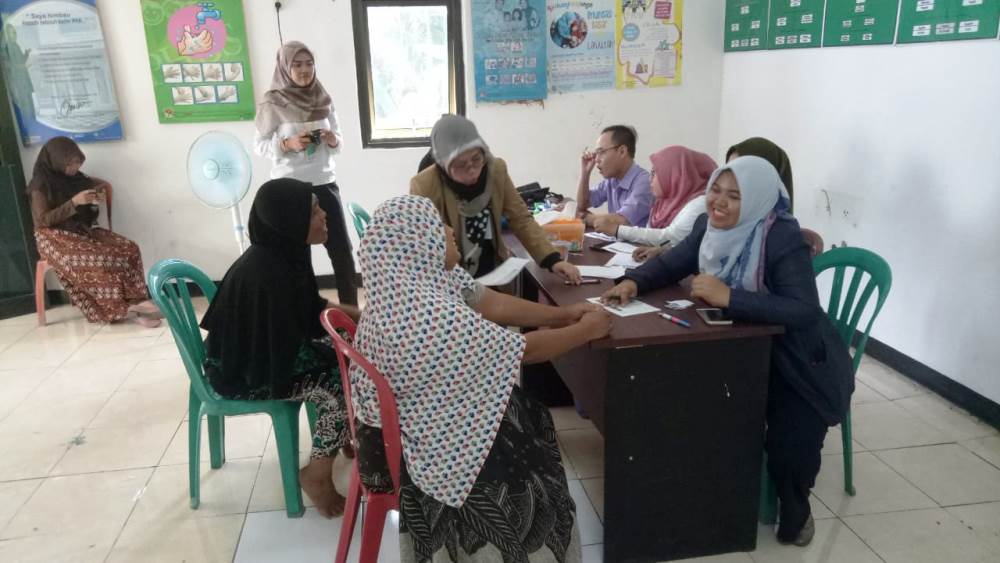 Mahasiswa Universitas Muhammadiyah Tangerang (UMT) melaksanakan Kuliah Kerja Nyata (KKN) dengan program pemeriksaan kesehatan kepada puluhan warga di RW 4 dan 5 Kelurahan Cipete, Pinang, Kota Tangerang, Selasa (19/2/2019).