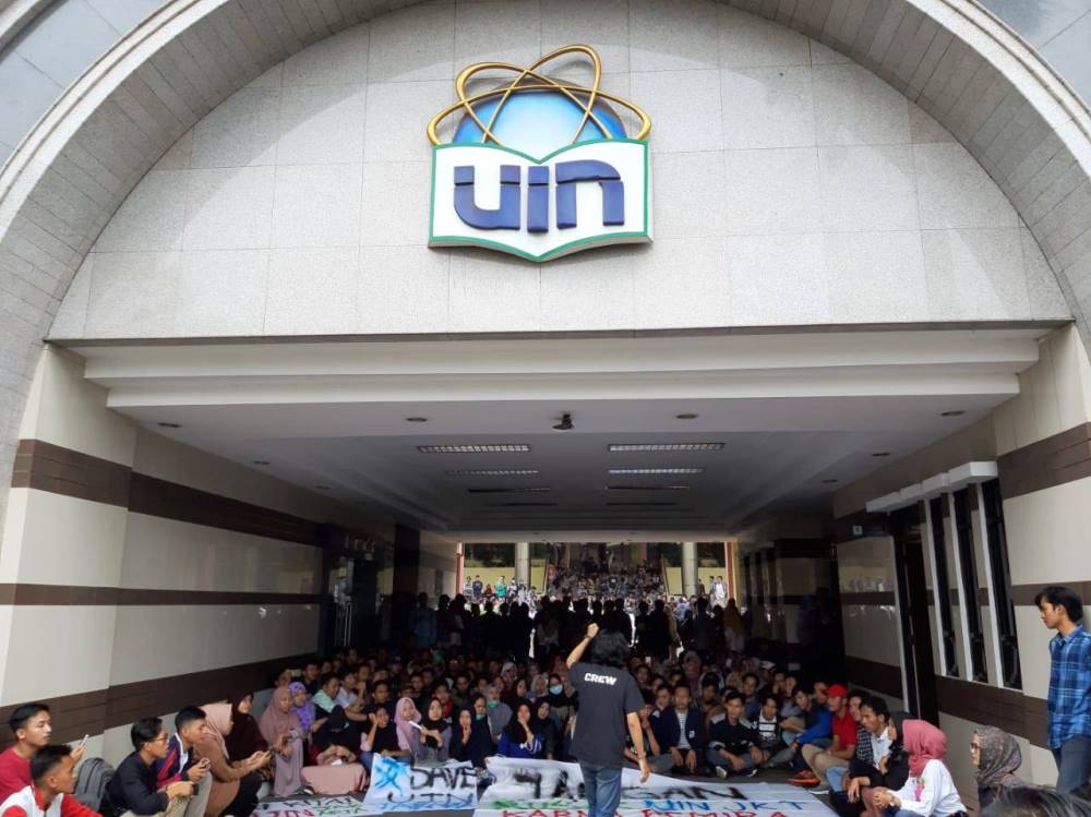 Mahasiswa dari Gerakan Alumni Muda UIN Jakarta mengelar aksi penolakan terhadap pernyataan Mahfud MD Soal pemilihan Rektor UIN dalam program ILC TV One di depan Gedung Rektorat UIN Jakarta, Ciputat, Tangsel, Kamis (21/3/2019).