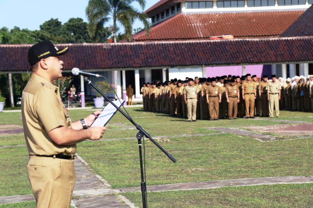 Bupati Ahmed Zaki Iskandar memimpin saat memempi apel di Lapangan Maulana Yudha Negara, Puspemkab Tangerang, Senin (2/4/2019).