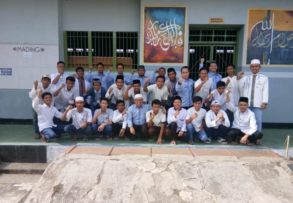 Para napi peserta didik di PKBM Tunas Madani melaksanakan Ujian Nasional Berbasis Komputer (UNBK) Paket C di Lapas Pemuda Tangerang.