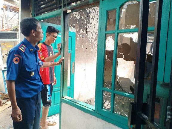 Rumah kontrakan ludes terbakar di Jalan Kiansantang RT 01/01, Kelurahan Keroncong, Kecamatan Jatiuwung, Kota Tangerang, Kamis (17/4/2019).