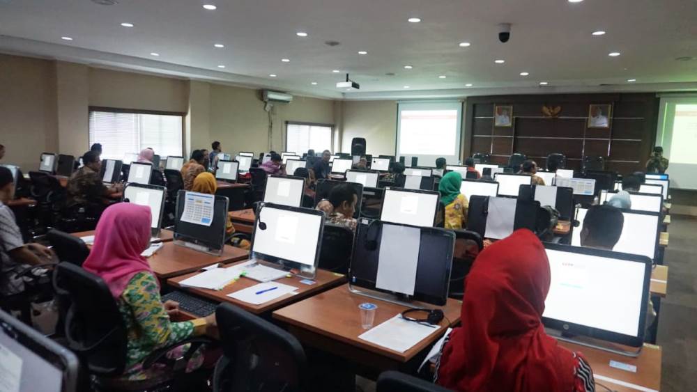 Kegiatan pendidikan dan latihan (diklat) sertifikasi pengadaan barang dan jasa di ruang laboratorium komputer, lantai IV, Gedung Cisadane, Jalan KS Tubun, Kota Tangerang, Kamis (25/4/2019).
