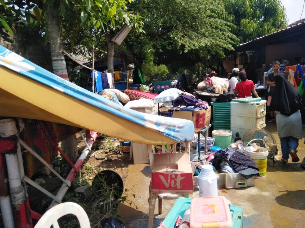 Tampak warga mengevakuasi barang-barang yang terdampak banjir di Perumahan Pesona Serpong, Kademangan, Setu, Tangerang Selatan.