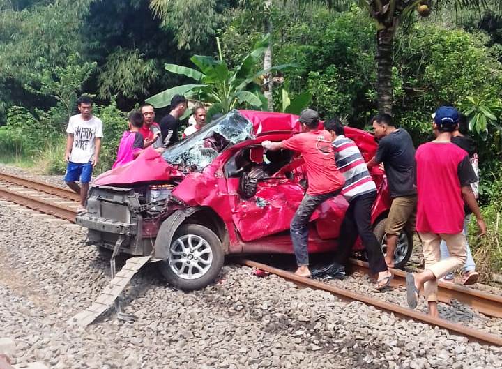 Terjadi kecelakaan antara mobil jenis KIA Picanto berwarna merah dengan kereta api Commuter Line di Desa Jatake, Pagedangan, Kabupaten Tangerang.