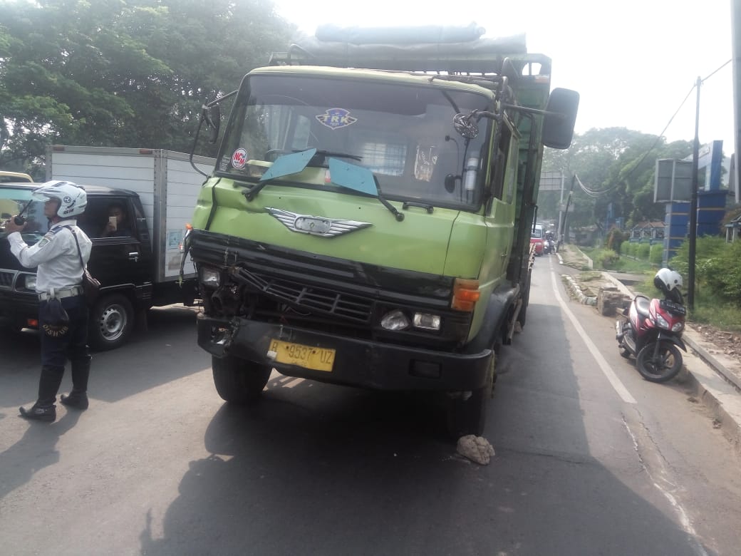 Truk mengalami kecelakaan lalu lintas di Jalan Daan Mogot tepatnya di traffic light (lampu merah) Tanah tinggi, Kota Tangerang,