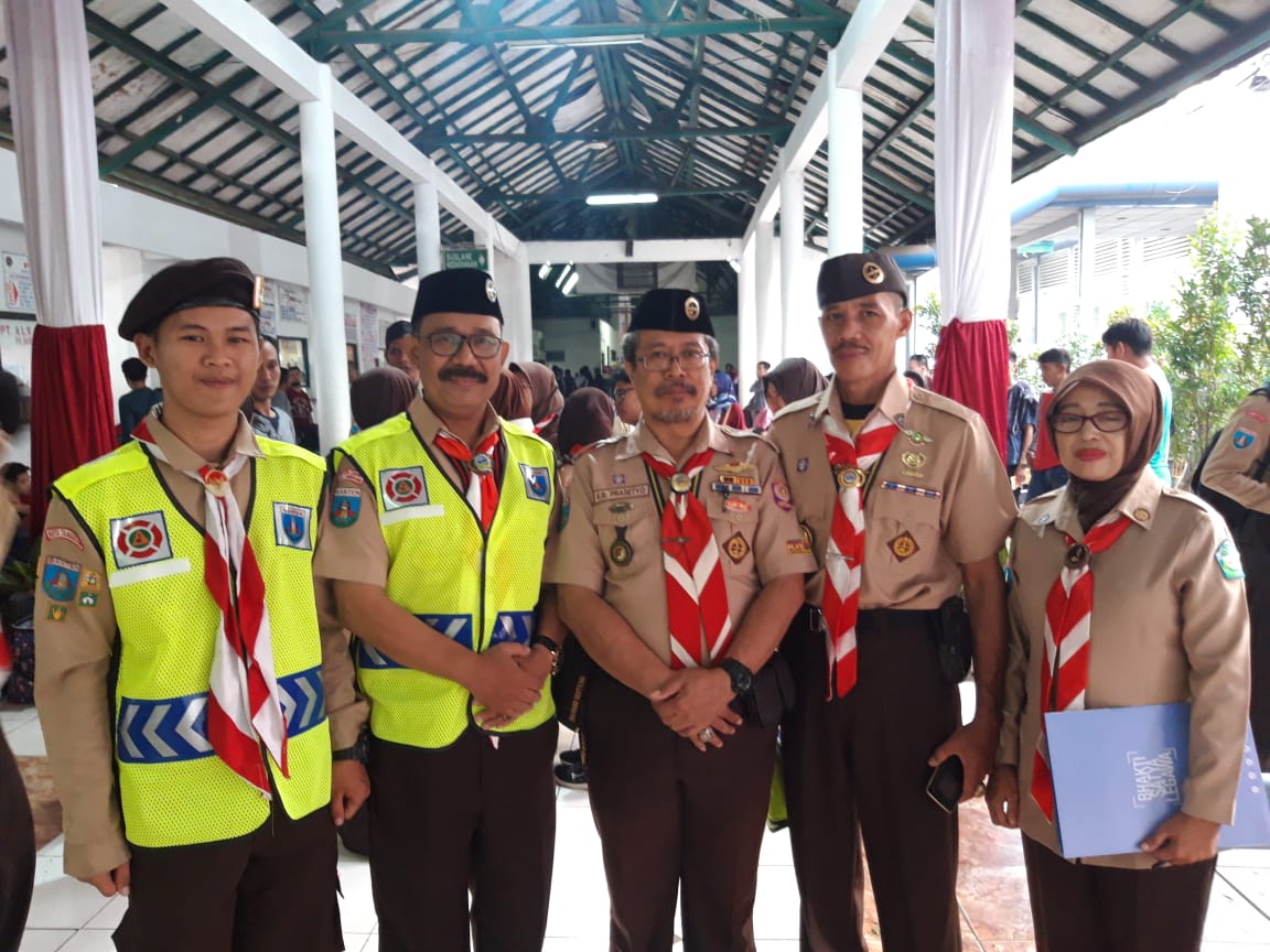 Tampak anggota Pramuka membantu polisi demi terciptanya kelancaran arus lalu lintas pemudik di Jalan kota Tangerang.